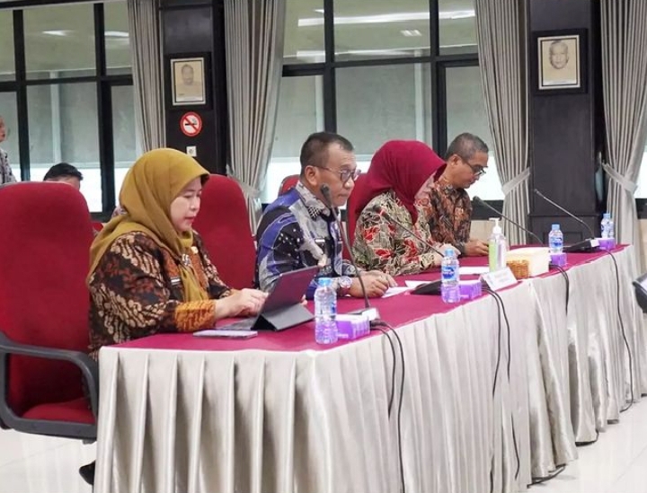Pj Bupati Bondowoso Bersama Kepala OPD Saat Evaluasi Kinerja di Gedung Inspektorat Kemendagri.(Foto: Dok/Ig @prokopim_bondowoso).