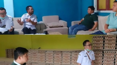 Pegawai Disnakan Bondowoso Saat Beri Pendampingan Bagi Pelaku Usaha Asal Hewan (Foto : Dok/Ig @disnakan_bondowoso)