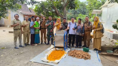 Babinsa Koramil 0822/16 Cermee Monitoring Bantuan Alsintan Berbahan Dasar Kunyit