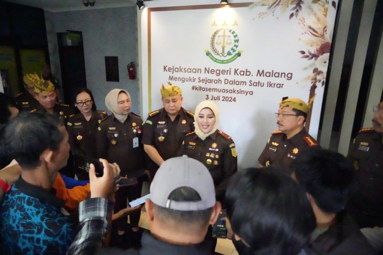 Kajati Jatim Dr. Mia Amiati, SH, MH, CMA, CSSL Saat di Wawancarai Wartawan.