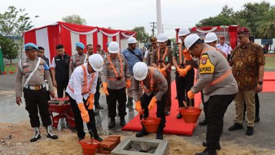 Irwasda Polda Jatim Saat Peletakan Pertama Pembangunan Mako Polres Pamekasan