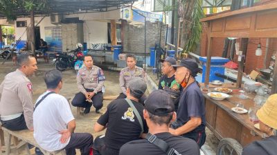Anggota Polres Ponorogo Saat Ngopi Bareng Sambil Sosialisasikan Kamseltipcarlantas