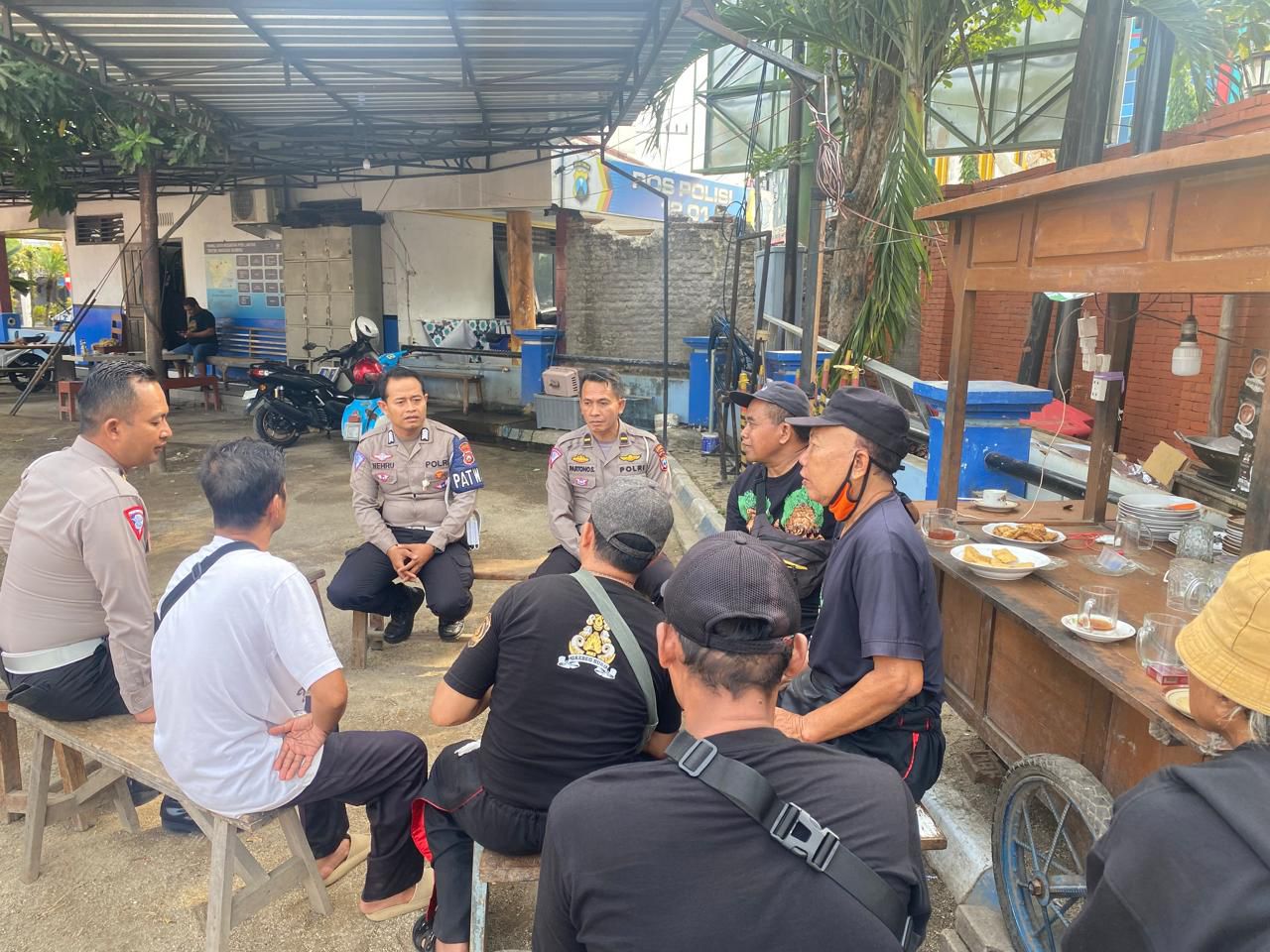 Anggota Polres Ponorogo Saat Ngopi Bareng Sambil Sosialisasikan Kamseltipcarlantas