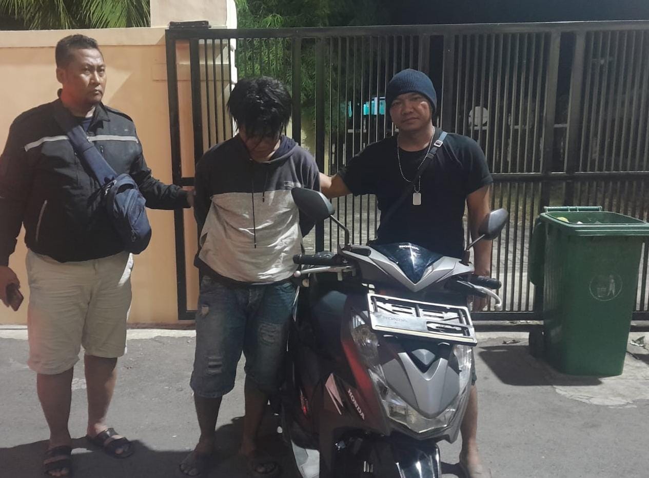 Tersangka Curanmor (Tengah) Saat di Gelandang Mapolres Situbondo
