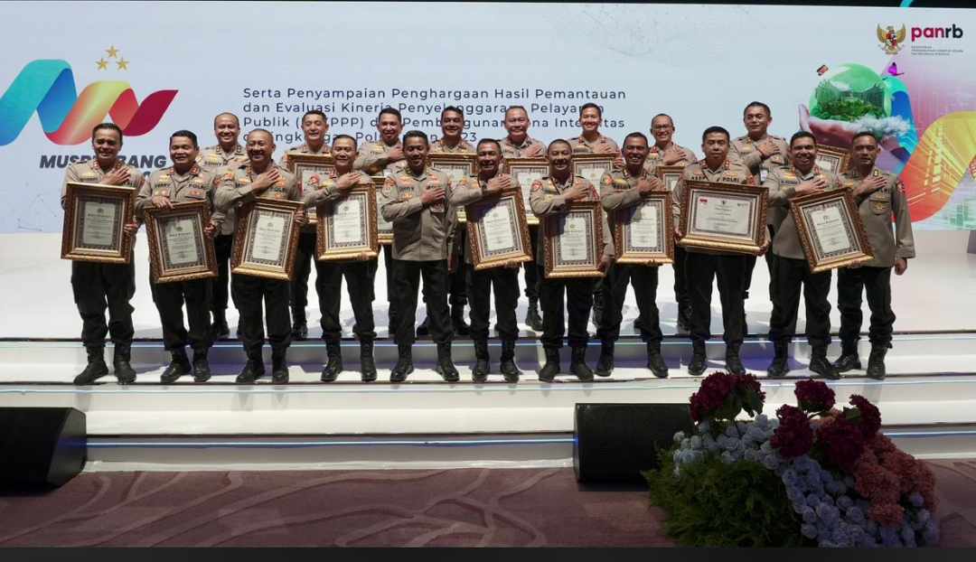 Jajaran Polres Bondowoso Saat Terima Penghargaan Dari MenPANRB