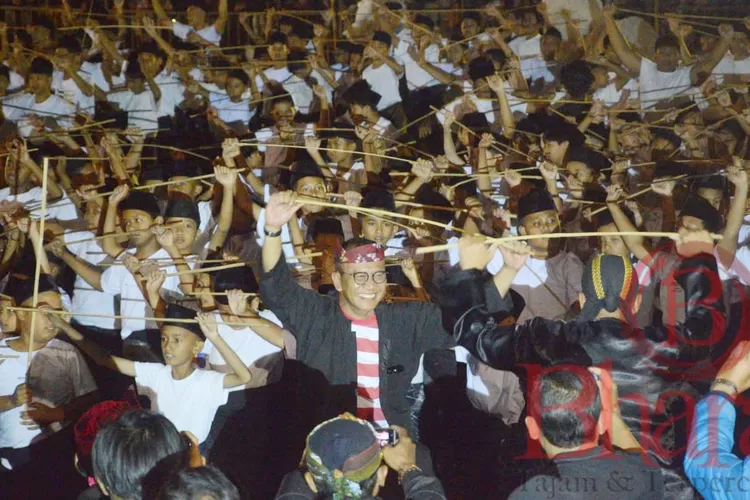 Pj Bupati Bondowoso Drs. Bambang Soekwanto, M.M (Baju Loreng) Saat turut Penari Ojung