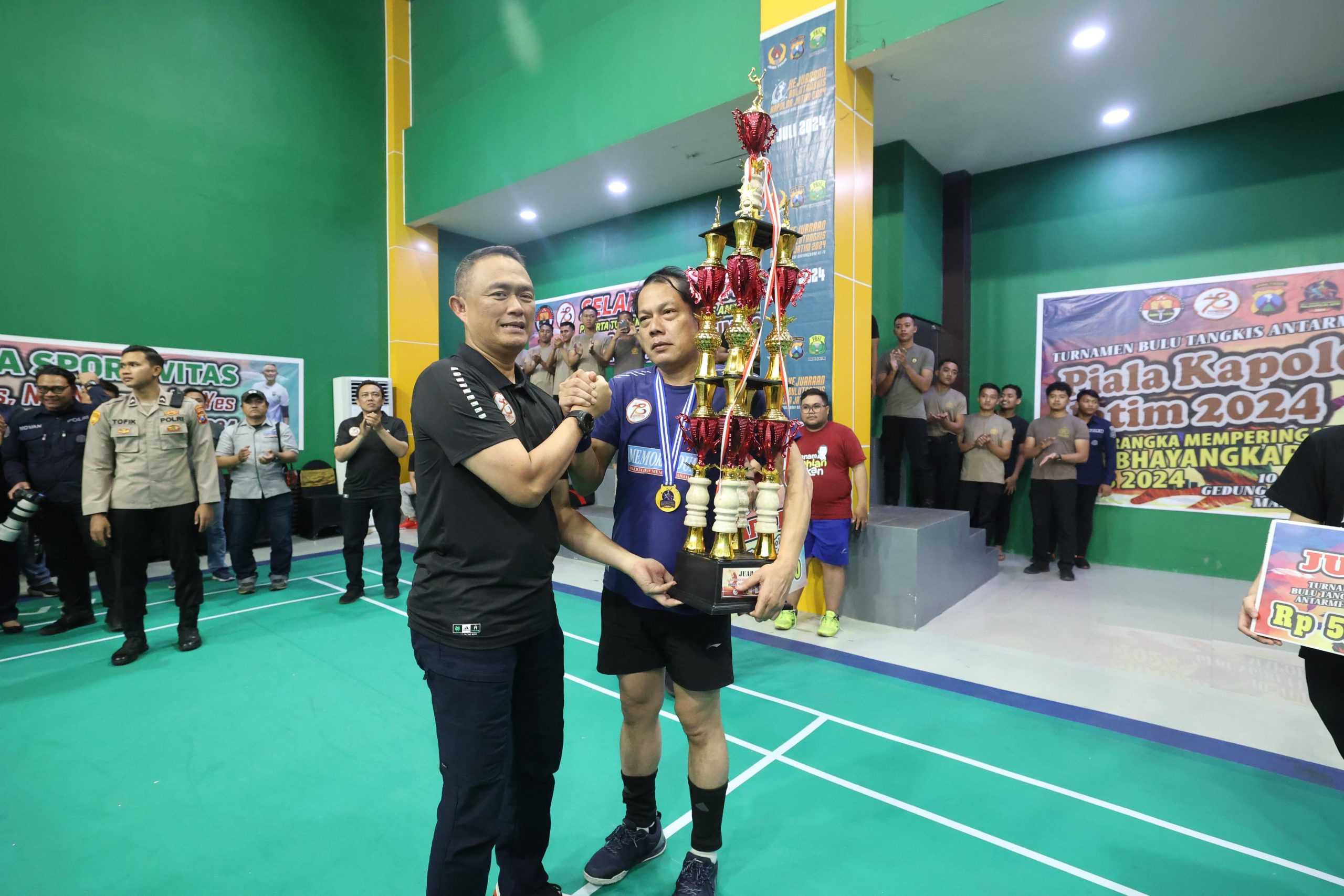 Kapolda Jatim Irjen Pol. Iman Sugiarto Saat Menyerahkan Piala Kepada Perwakilan Tim Memorandum Sebagai Pemenang (Foto : Humas/Polda)