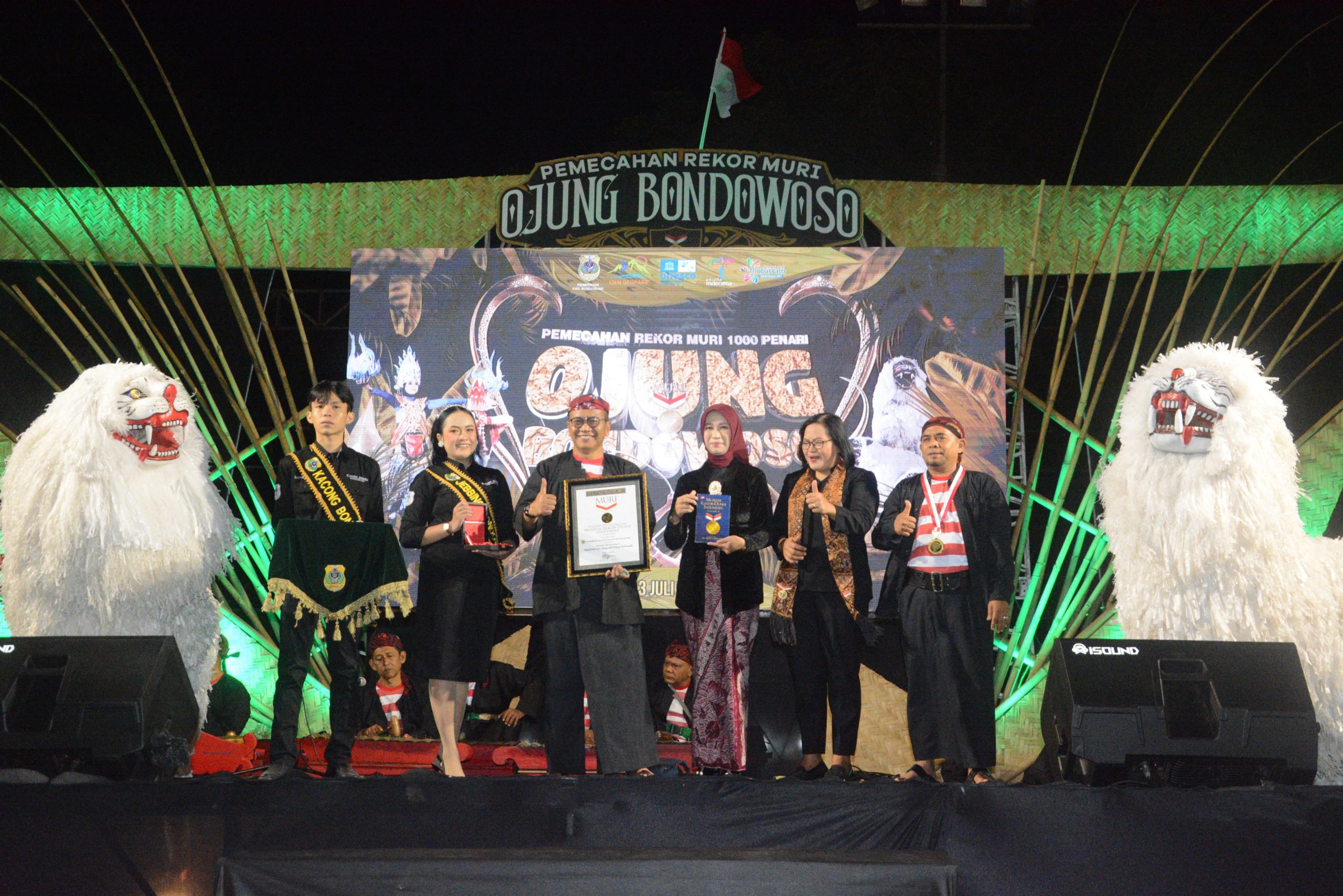 Perintah Kabupaten Bondowoso Saat Terima Piagam Penghargaan Melalui Pemecahan Rekor MURI 1000 Penari Ojung