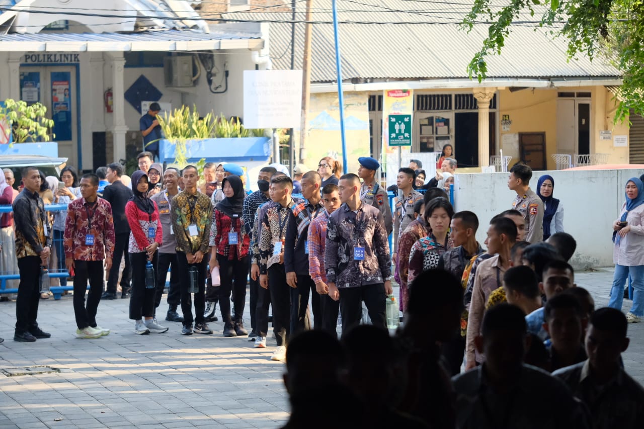 Orang Tua Para Calon Akpol Saat Melihat Langsung Putra Putrinya di Gedung Kampus Universitas Dian Nuswantoro Magelang