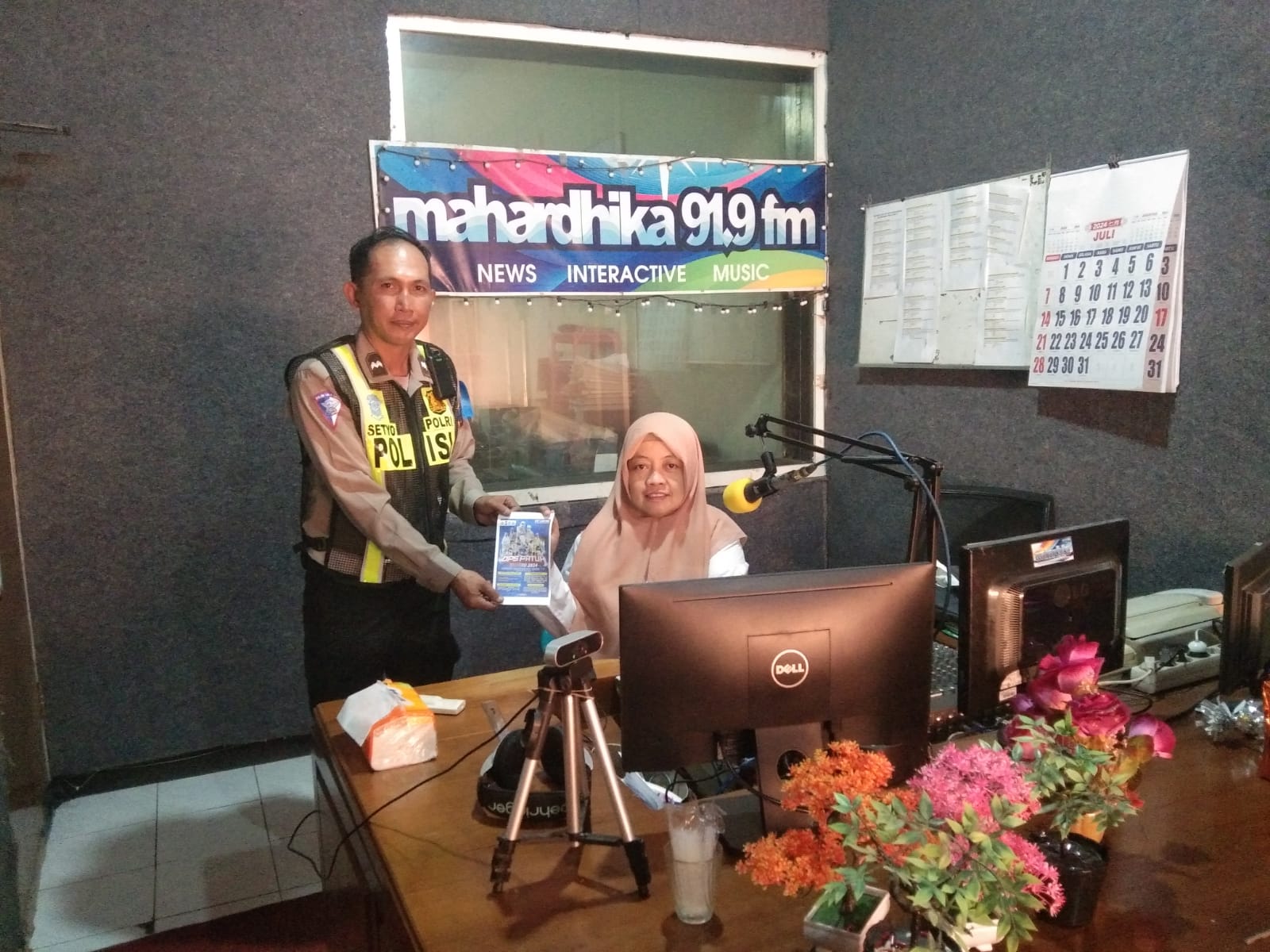 Hari Pertama Ops Patuh Semeru 2024 Personil Polres Bondowoso Sosialisasikan Melalui Radio Mahardika