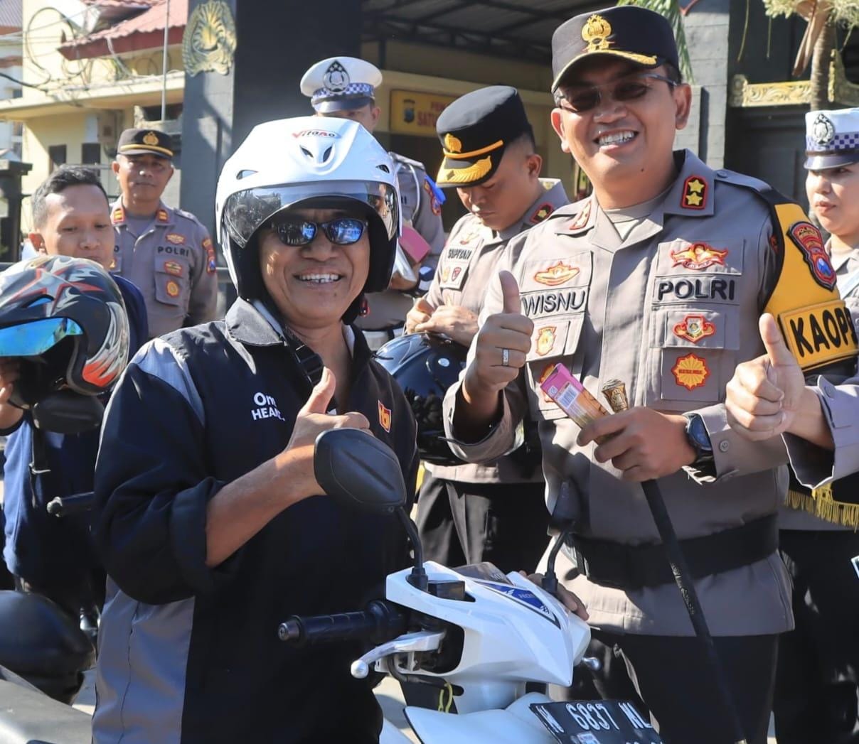 Kapolres Probolinggo AKBP Wisnu Wardana Sapa Pengendara Patuh Semeru 2024