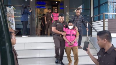 Mantan Kepala Dinas BSBK Kabupaten Bondowoso Saat digelandang ke Mabil Tahanan.
