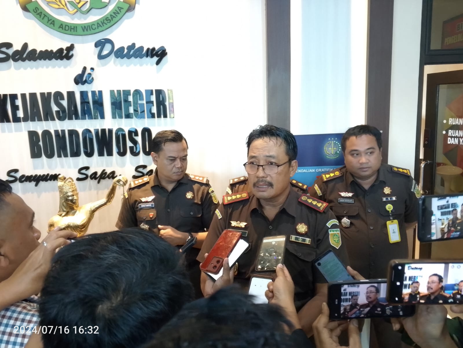 Kajari, kasiPidsus, Plt Kasi Intel Kejaksaan Negeri Bondowoso Saat Wawancara bersama Awak Media (Foto : Dok/harianmerdeka.co.id)