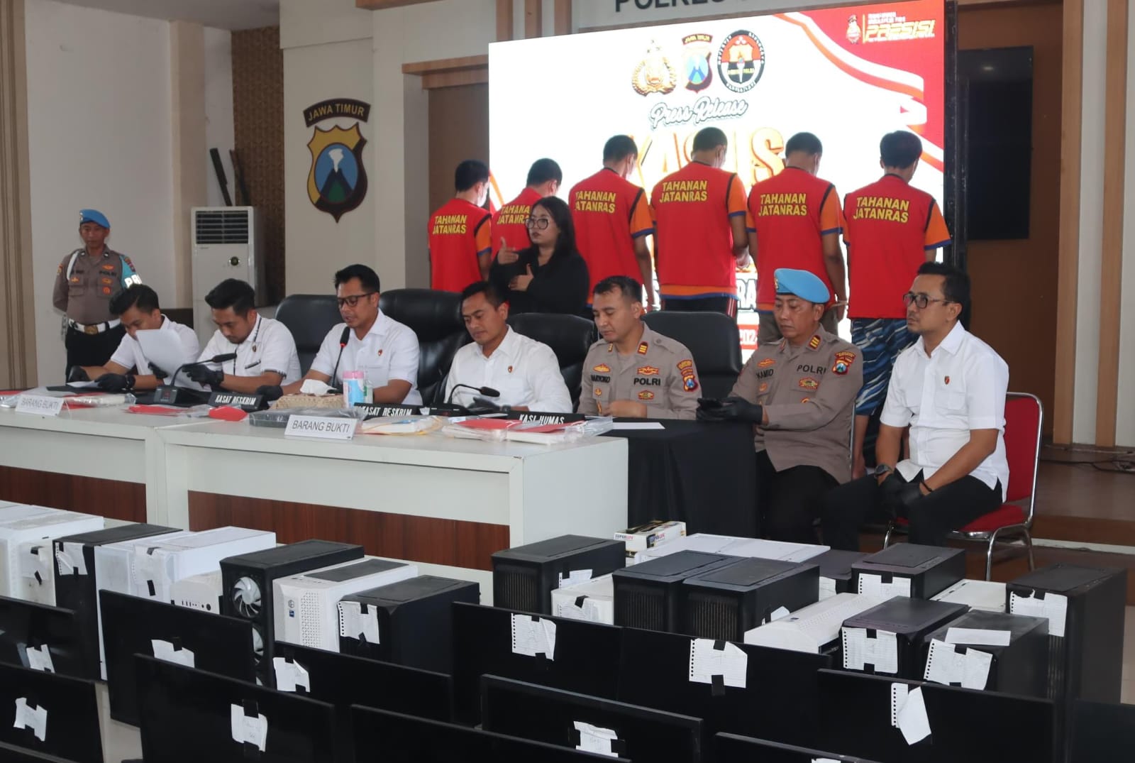 Para Tersangka Judi Online Beromset Milliaran Dalam Pers Rilis Polrestabes Surabaya