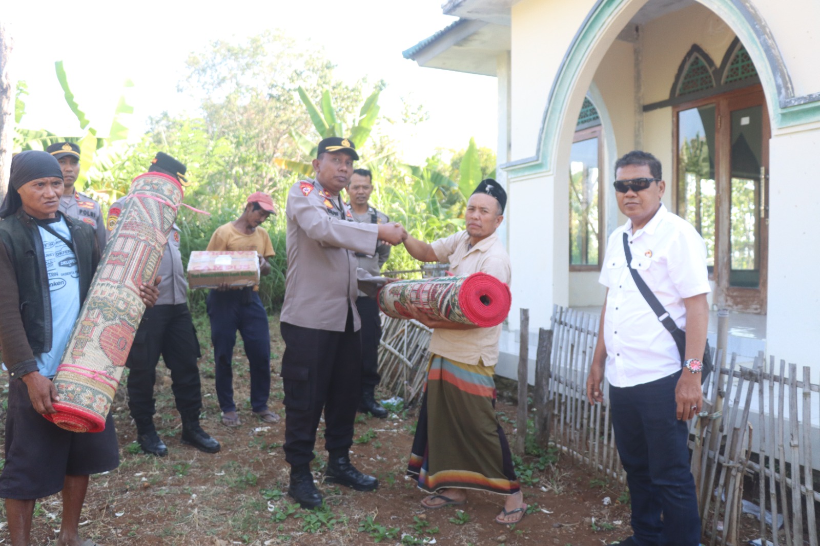 Wujud Nyata Kepedulian Polri Polres Bondowoso Saat Berikan Bantuan Sosial