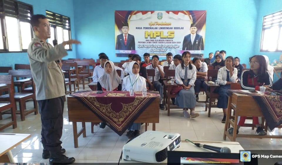 Anggota Polres Probolinggo Saat Kampanyekan Anti Narkoba Pada Siswa Siswi