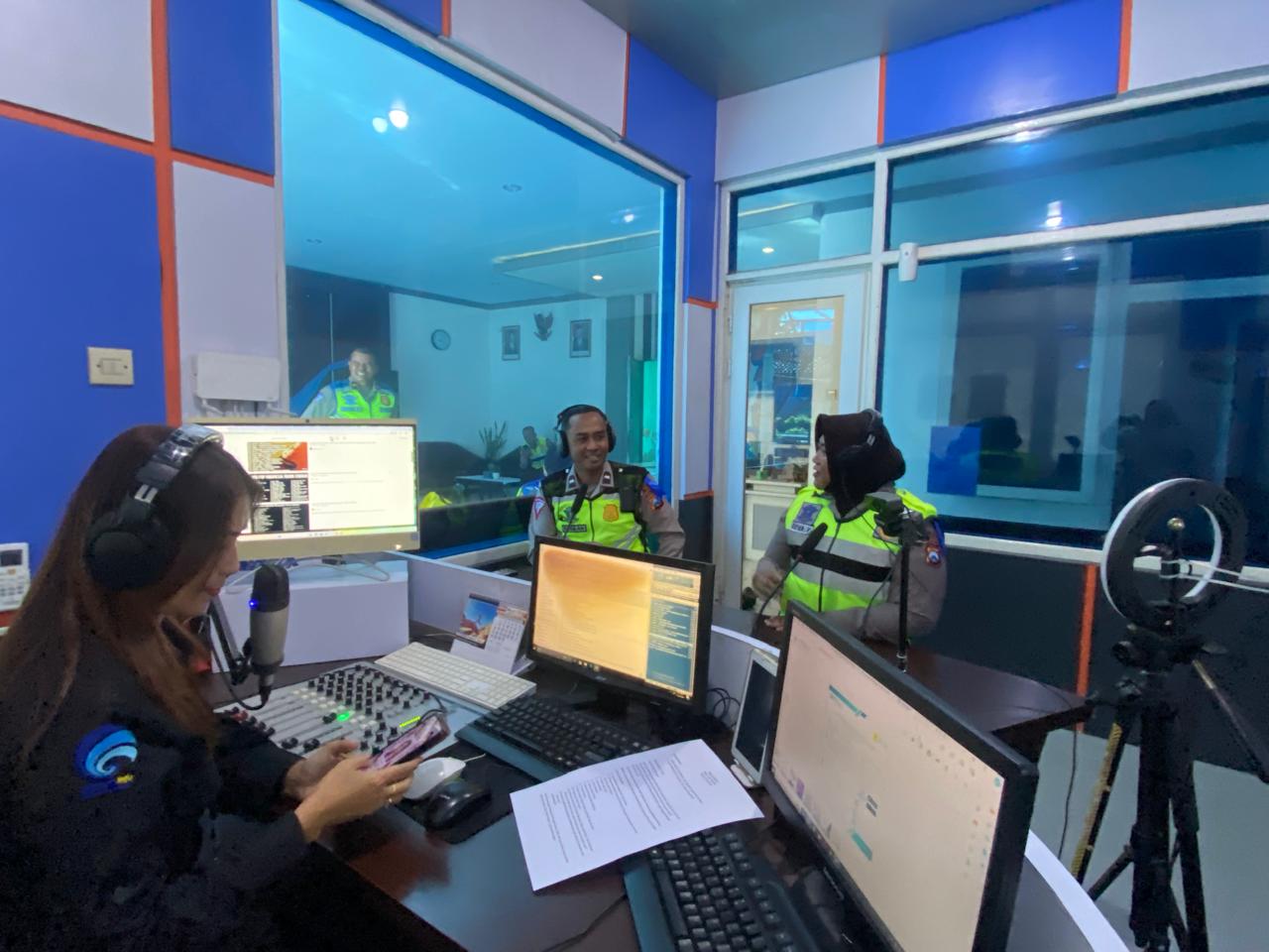 Anggota Polres Malang Saat Sampaikan Edukasi Patuh Semeru Lewat Media