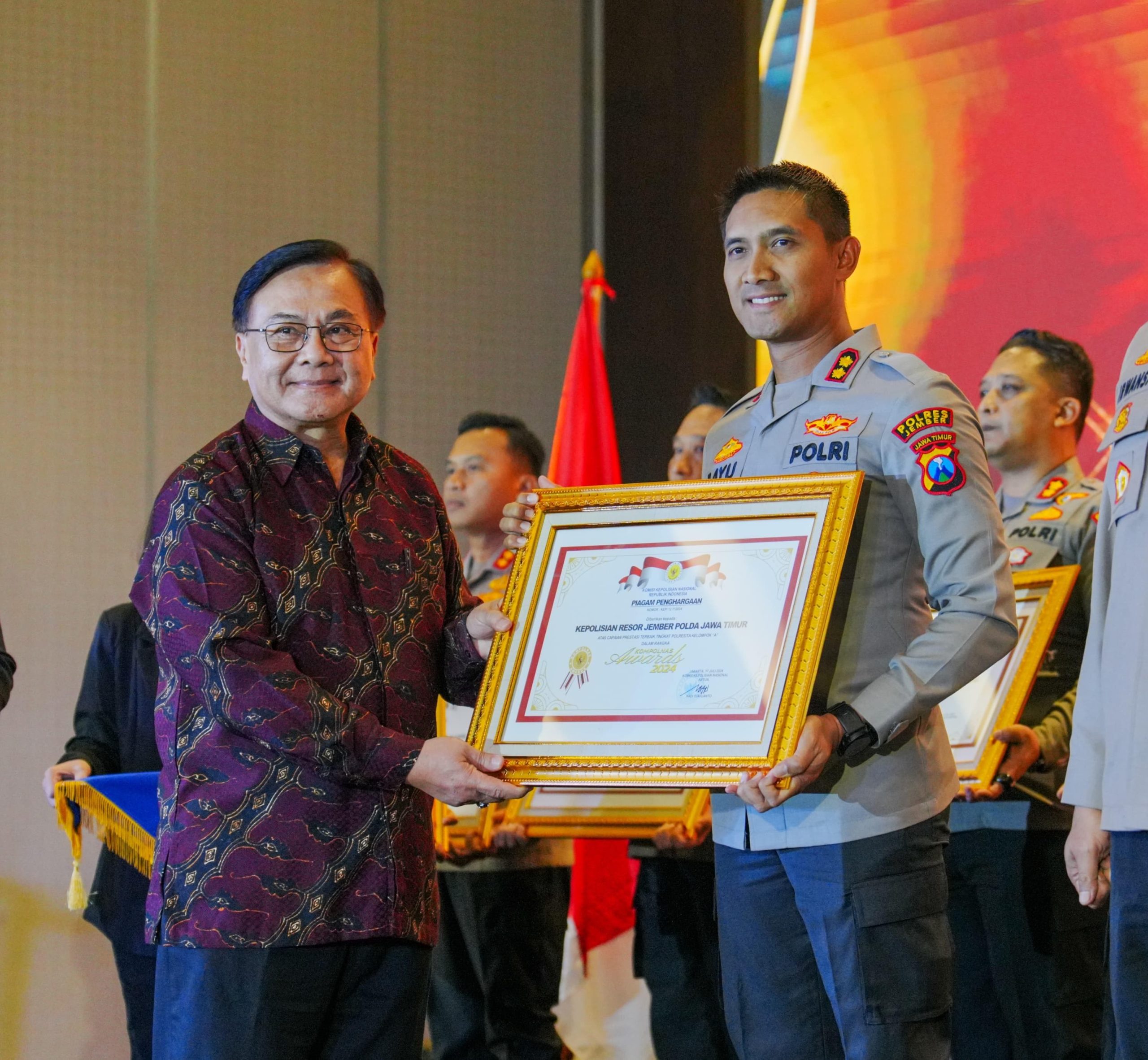 Kapolres Jember AKBP. Bayu Pratama Gubunagi, SH, SIK, MSI, Saat Terima Penghargaan