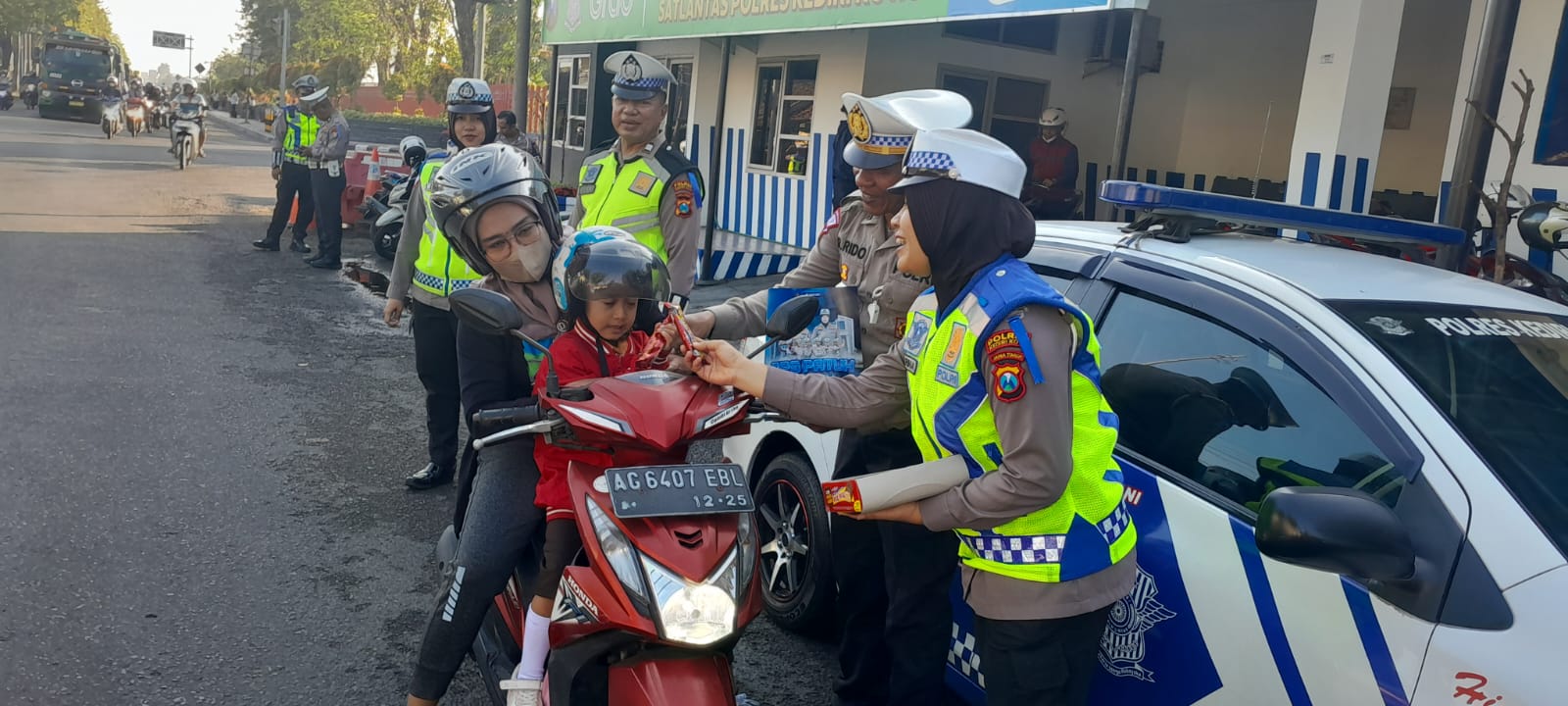 Satlantas Polres Kediri Saat Bagikan Coklat ke Pengendara pada Edukasi Operasi Patuh Semeru 2024