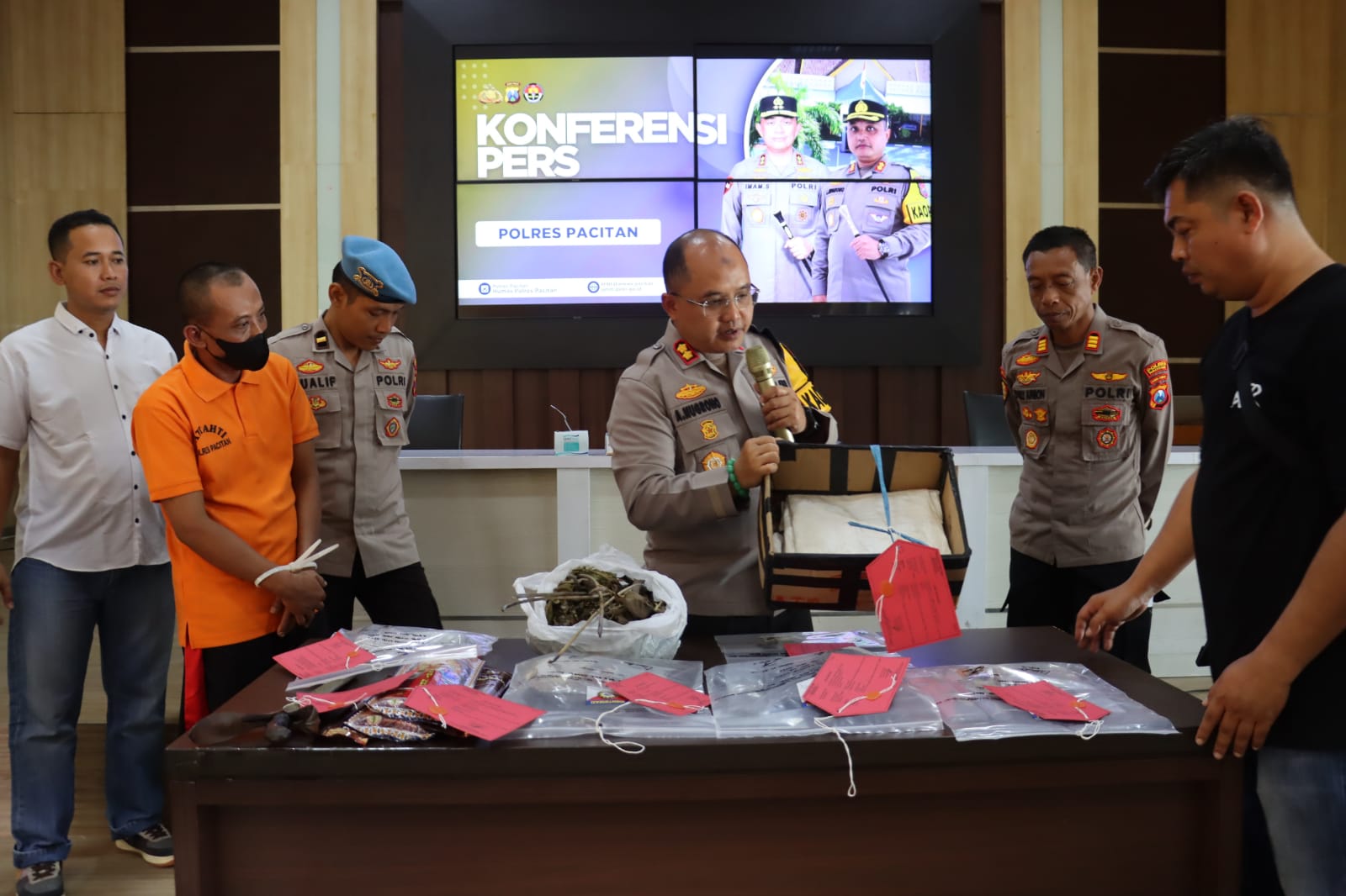 Polres Pacitan Saat Pers Conference Penetapan Tersangka Dukun Berdalih Bisa Menggandakan Uang