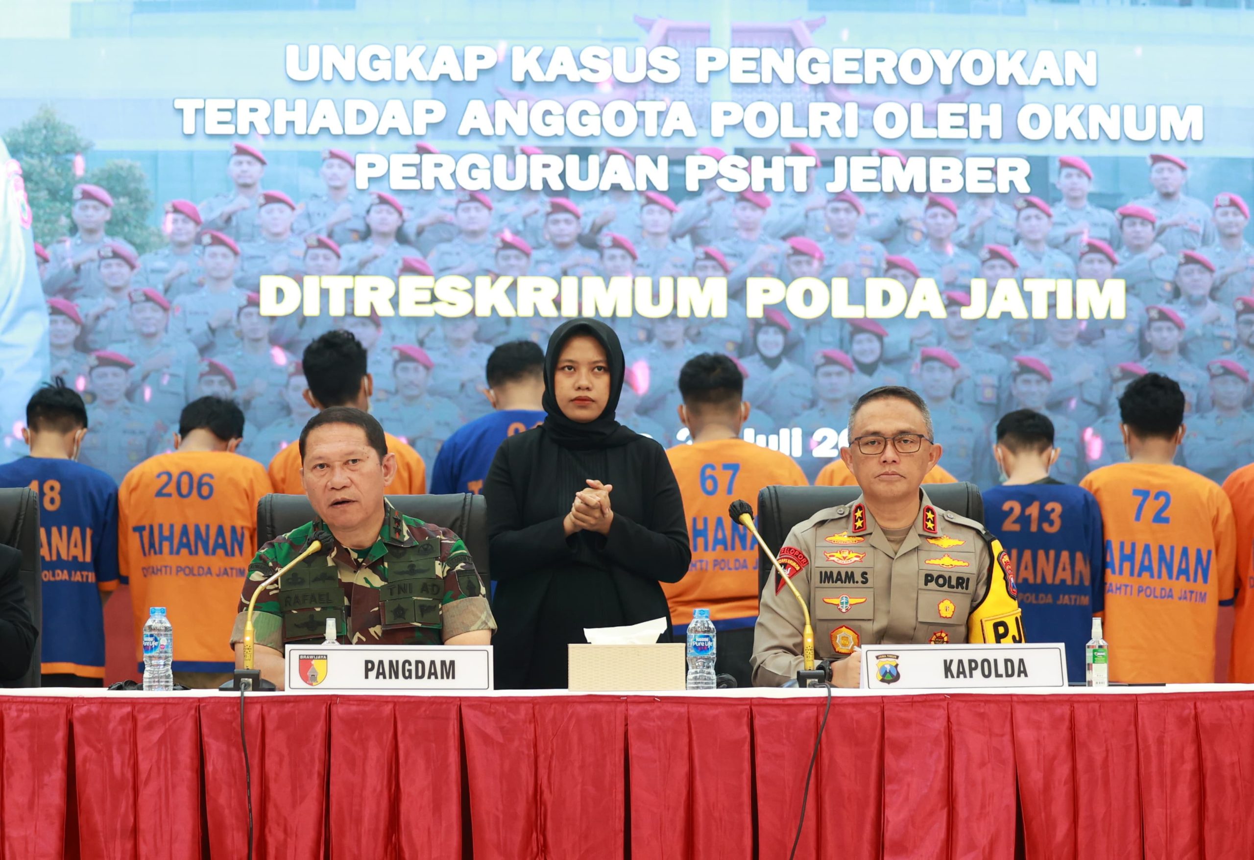 Polda Jatim Saat Pres Conference Ungkap Kasus Pengeroyokan Anggota Polri di Lakukan Perguruan PSHT Jember