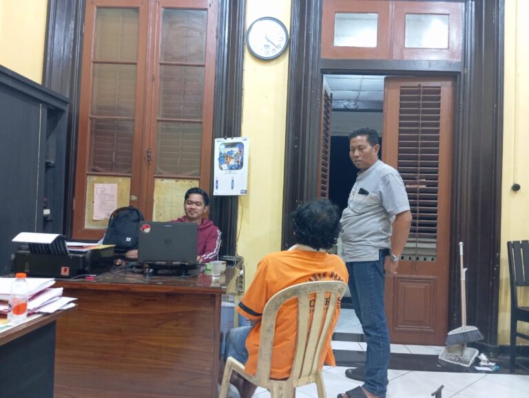 Pelaku Pengedar Narkotika Jenis Sabu (Baju Orenge) Saat dilakukan Penyidikan di Mapolres Bondowoso
