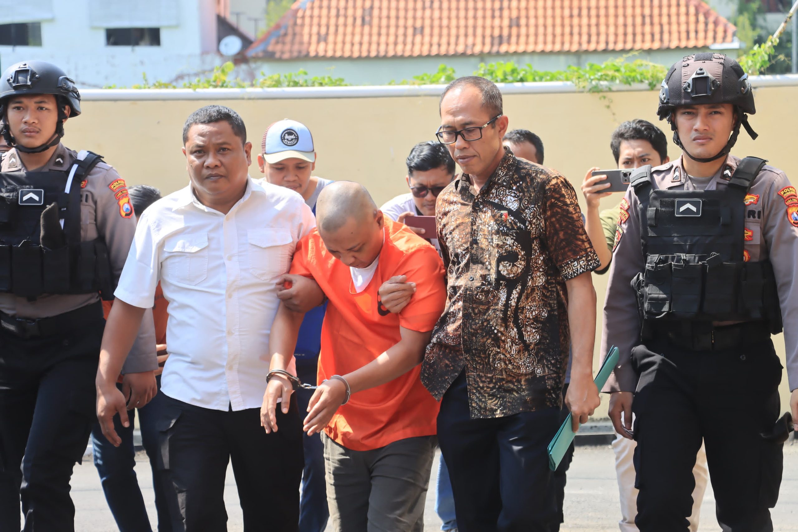 Tersangka Penipuan Mengaku Anggota TNI (Baju Orenge) di Amankan Polres Probolinggo
