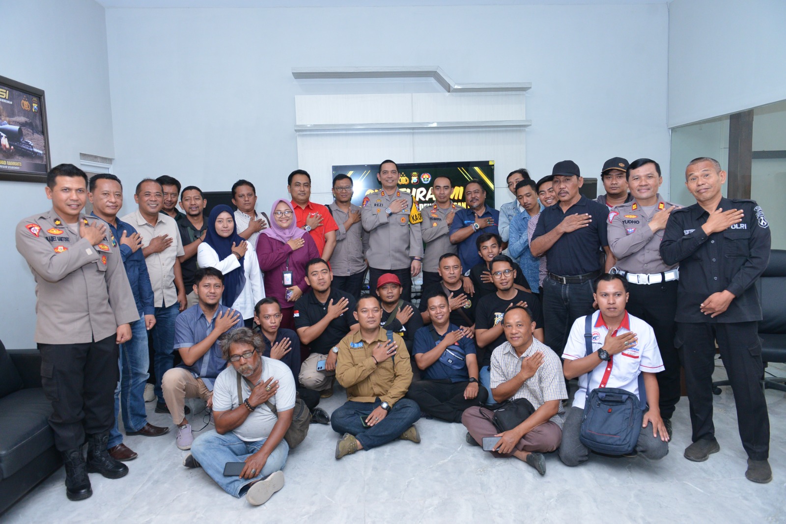 Jurnalis Dari Berbagai Media Saat Ngopi Bareng Betajuk Paramida Bersama Polres Situbondo