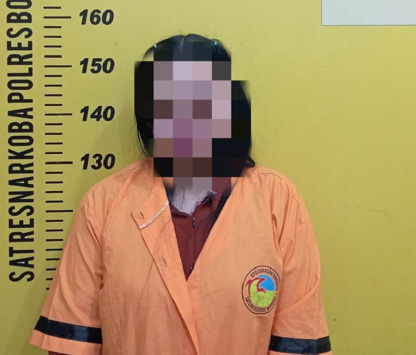 Terduga Pengedar Sabu Inisial DDJ Saat Menjalani Penyidikan di Mapolres Bondowoso