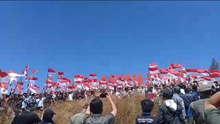 Seluruh Lapisan Masyarakat Kabupaten Bondowoso Saat Kibarkan Bendera Merah Putih di Kawah Wurung Ijen