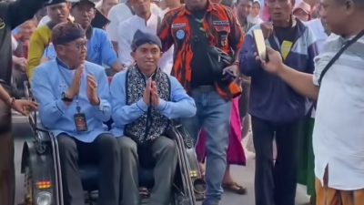 Pasangan Cabup Bacawabup Bambang Soekwanto - Gus Baqir Naik Becak Saat Mendaftar ke KPUD Bondowoso