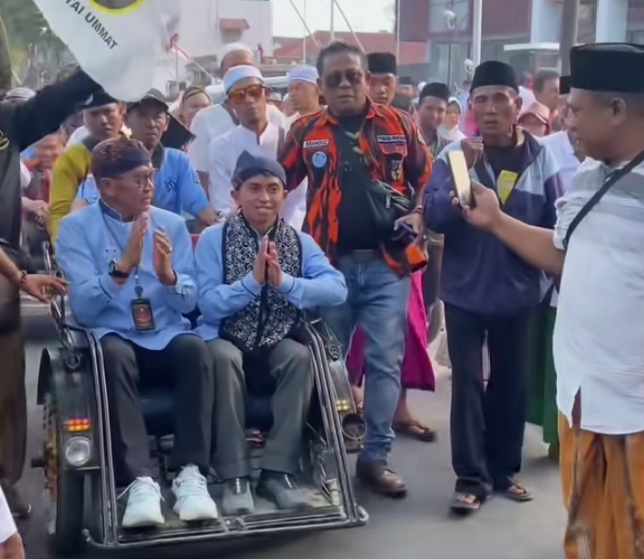 Pasangan Cabup Bacawabup Bambang Soekwanto - Gus Baqir Naik Becak Saat Mendaftar ke KPUD Bondowoso