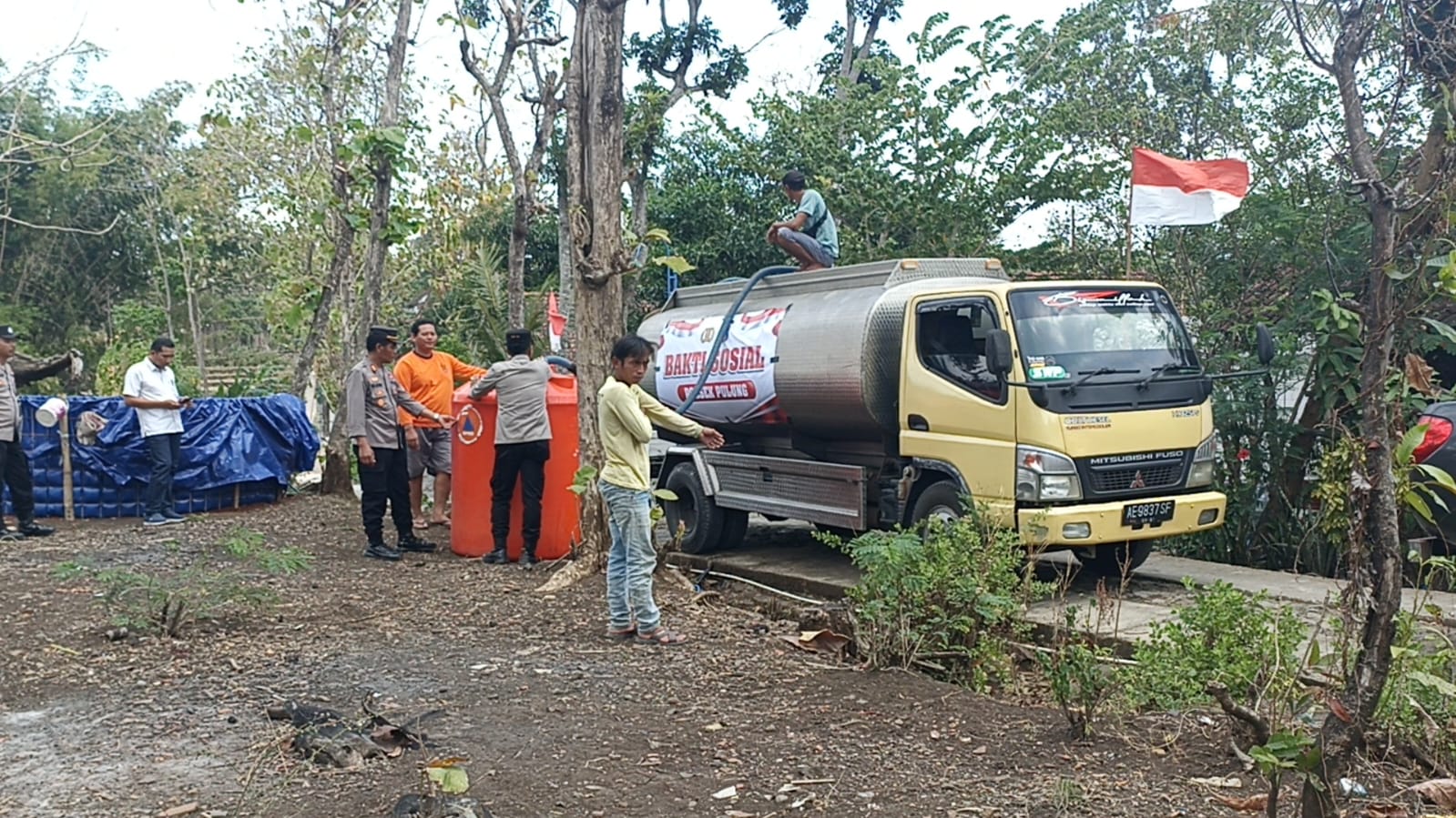 Polres Ponorogo Saat Dropinh Air Bersih untuk Kebutuhan Warga