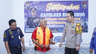 Tatap Muka dengan Tokoh Nelayan, Kapolres Situbondo Beri Bantuan Life Jacket untuk Keselamatan di Laut