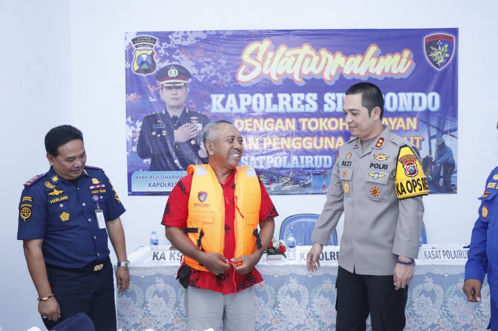 Polres Situbondo Saat Secara Simbolis Memberi Bantuan Life Jacket Pada Nelayan Setempat