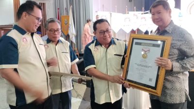 Wakil Ketua Dewan Pembina Partai Gerindra Saat Terima PIN Emas Dari SMSI