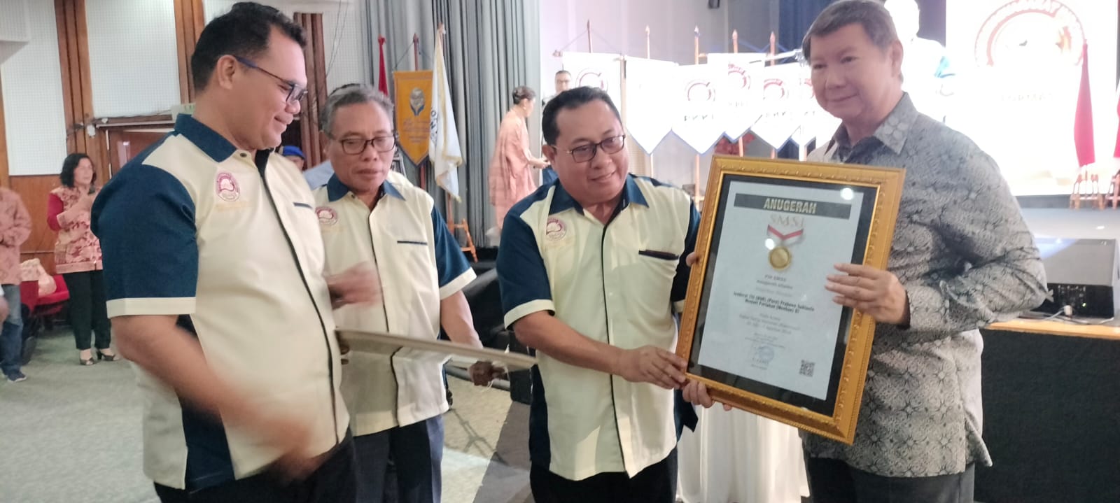 Wakil Ketua Dewan Pembina Partai Gerindra Saat Terima PIN Emas Dari SMSI
