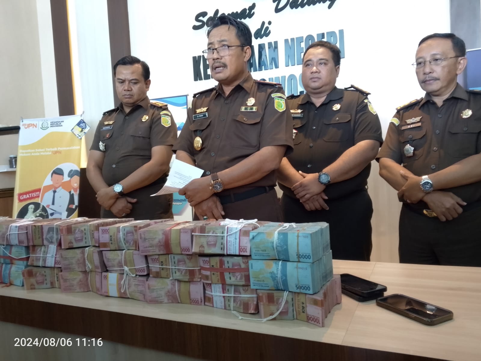 Kejaksaan Negeri Bondowoso Saat Pres Release Pengembalian Uang 2,2 Milliar Hasil Tindak Pidana Korupsi Pada Dinas BSBK