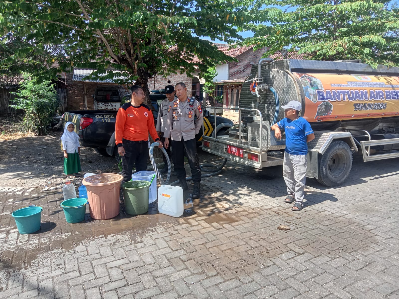 Anggota Polres Bondowoso Saat Suplai Air Bersih di Desa Leprak