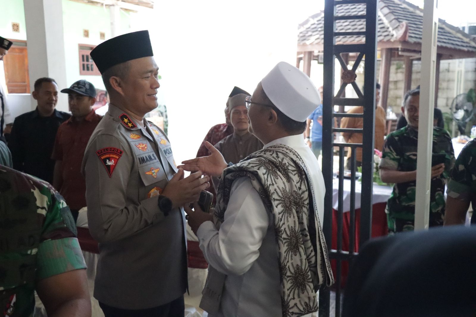 Kapolda Jawa Timur Irjen Drs. Imam Sugianto, M.si Saat Kunjungi Pondok Pesantren di Sampang Madura