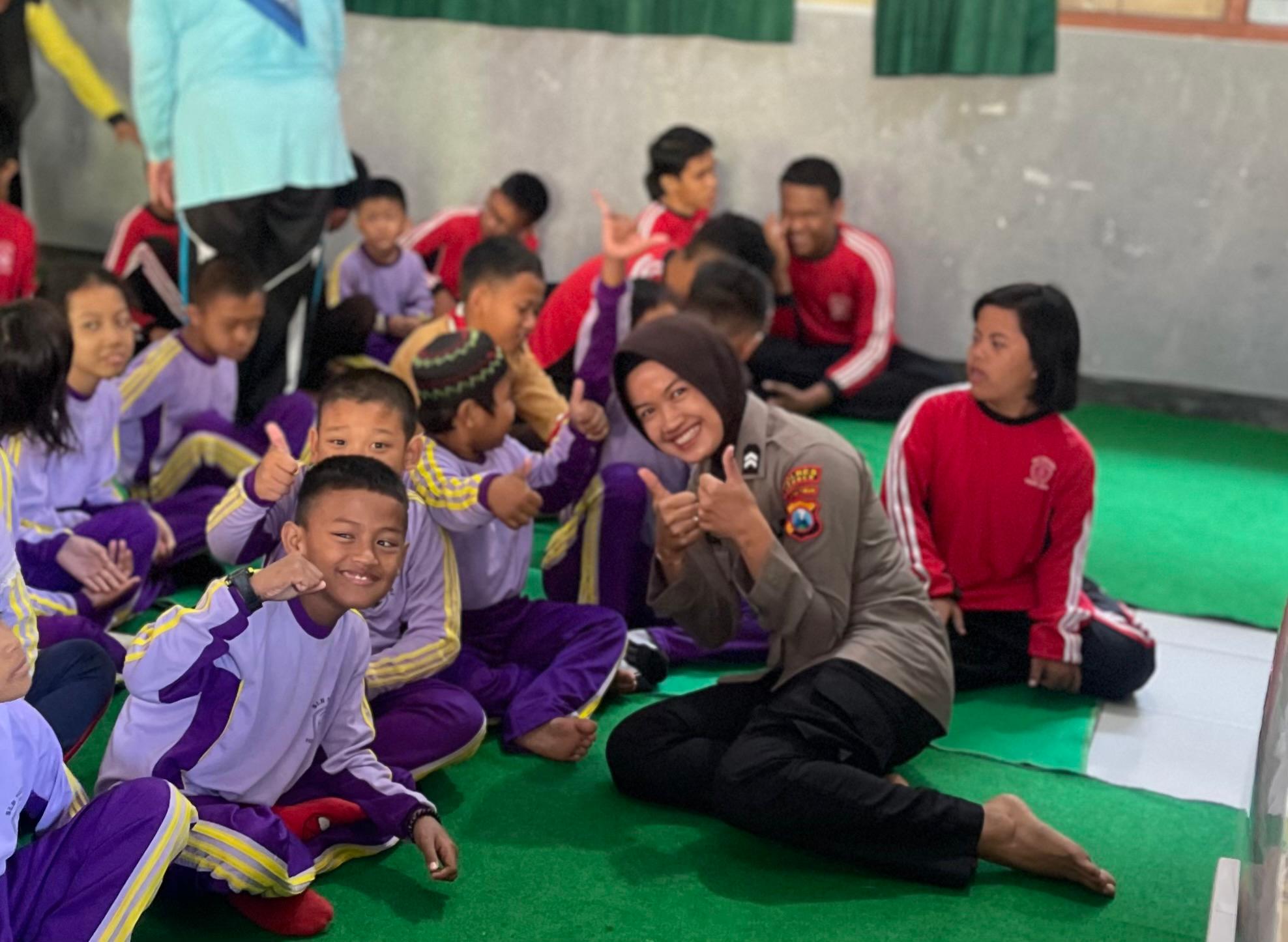 Polwan Polres Jember Saat Berbagi Kebahagiaan