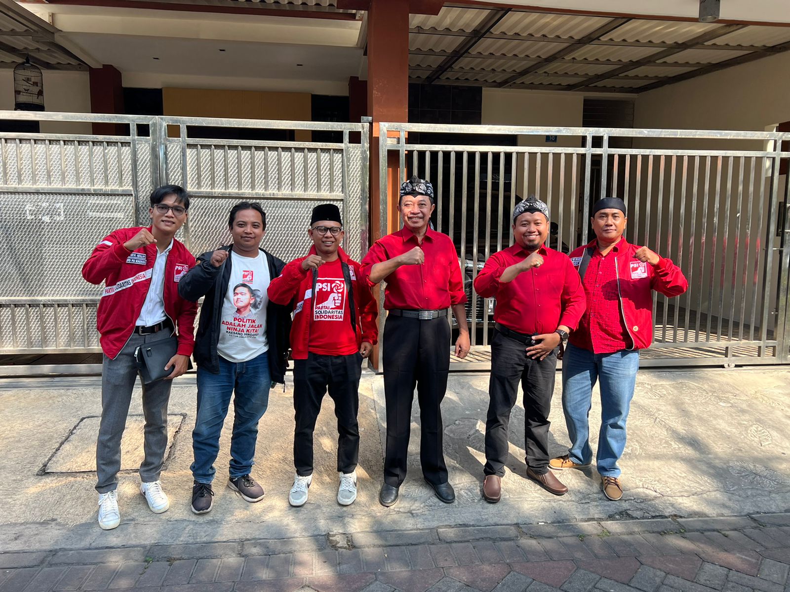 Pengurus Dewan Pimpinan Daerah DPD PSI Kabupaten Bondowoso Saat Bersama Pasangan Cabup Cawabup Ra Hamid - Ra As'ad.
