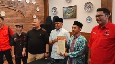 Pengurus DPC PDI-P Kabupaten Bondowoso Saat Memberikan Surat Persetujuan DPP PDI-P Kepada Bacabup Bacawabup Bambang Soekwanto - Moh. Baqir