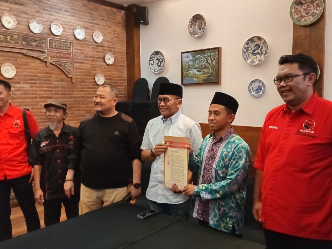 Pengurus DPC PDI-P Kabupaten Bondowoso Saat Memberikan Surat Persetujuan DPP PDI-P Kepada Bacabup Bacawabup Bambang Soekwanto - Moh. Baqir