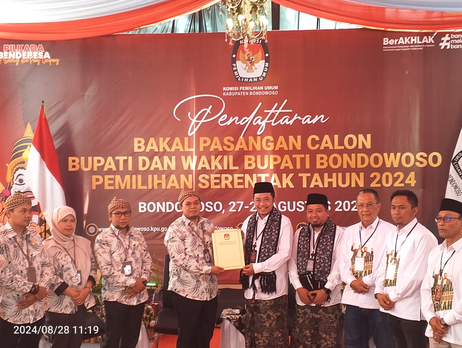 Bakal Calon Bupati Wakil Bupati Kabupaten Bondowoso Ra Hamid - Ra As'ad Saat Daftar ke KPU Bondowoso
