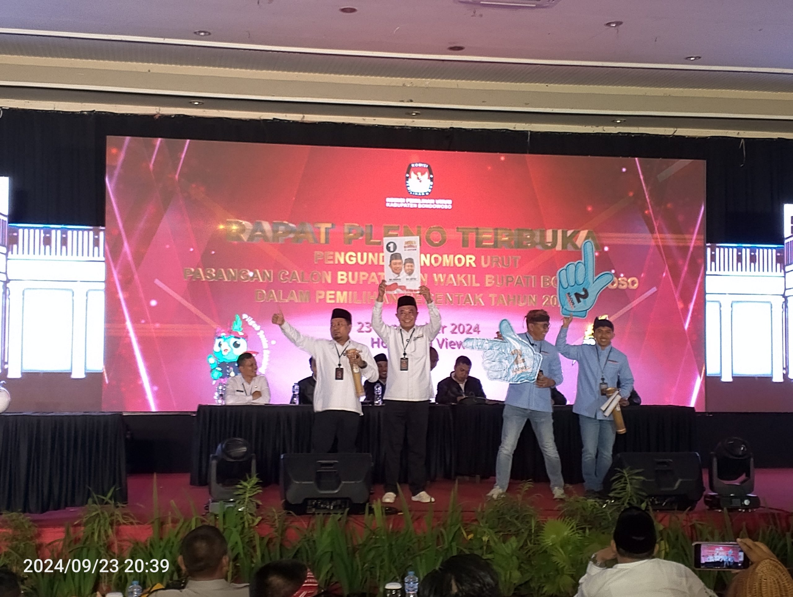 Pasangan Calon Kepala Daerah Kabupaten Bondowoso Saat Pengundian Nomor Urut Pilkada 2024.