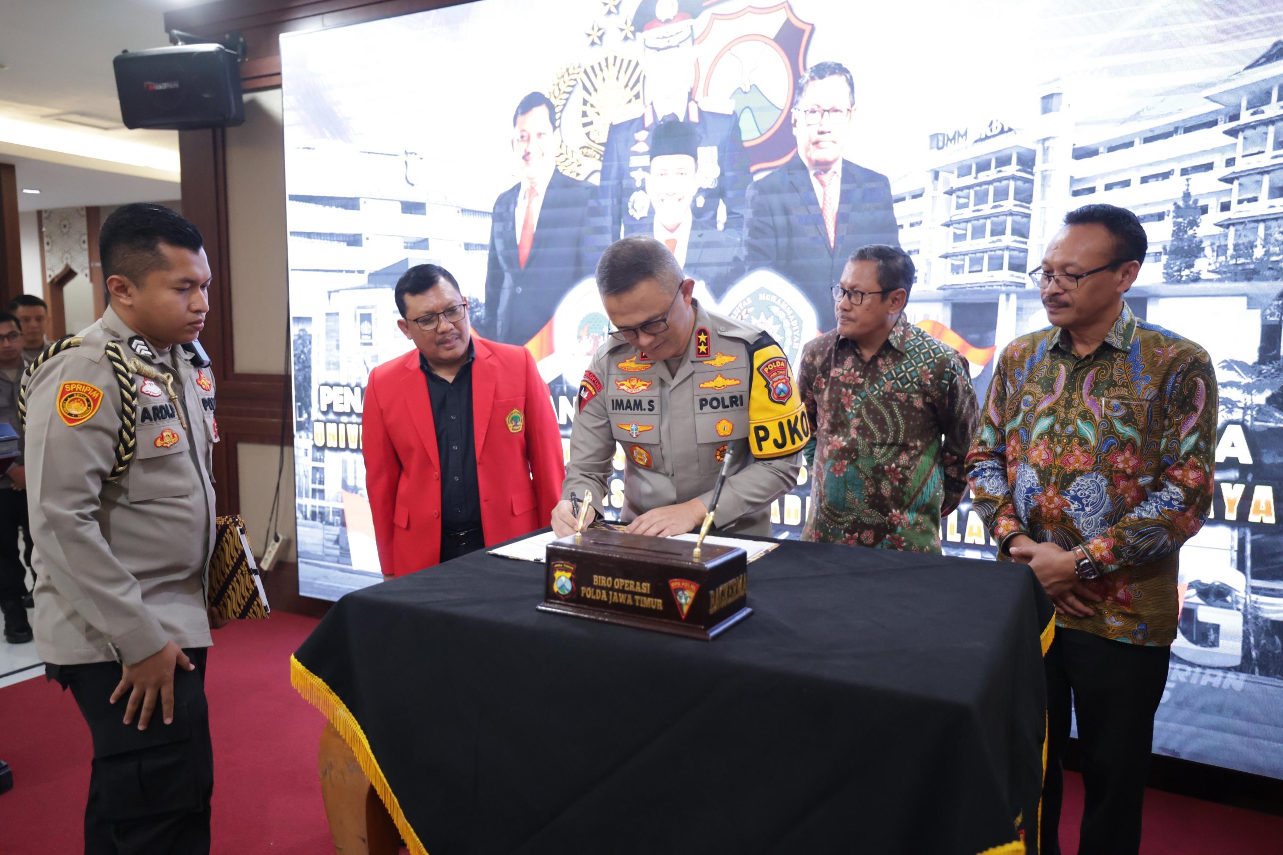 Kapolda Jawa Timur Irjen Pol Drs.Imam Sugianto,M.Si Saat penandatanganan kerjasama dengan beberapa Perguruan Tinggi di Gedung Patuh, lantai II, Mapolda Jatim