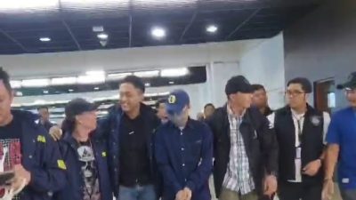 Pegawai Komdigi (Tangan diborgol tengah) Saat Tipa di Bandara Soeta Jakarta