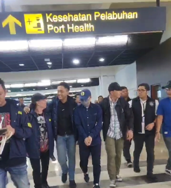 Pegawai Komdigi (Tangan diborgol tengah) Saat Tipa di Bandara Soeta Jakarta