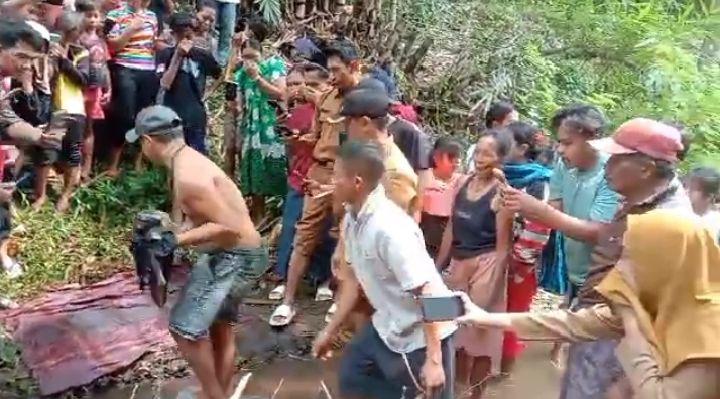 Warga Desa Taman Krocok Dusun Sumberpinang Bondowoso Saat Evakuasi Bayi Dari Aliran Sungai